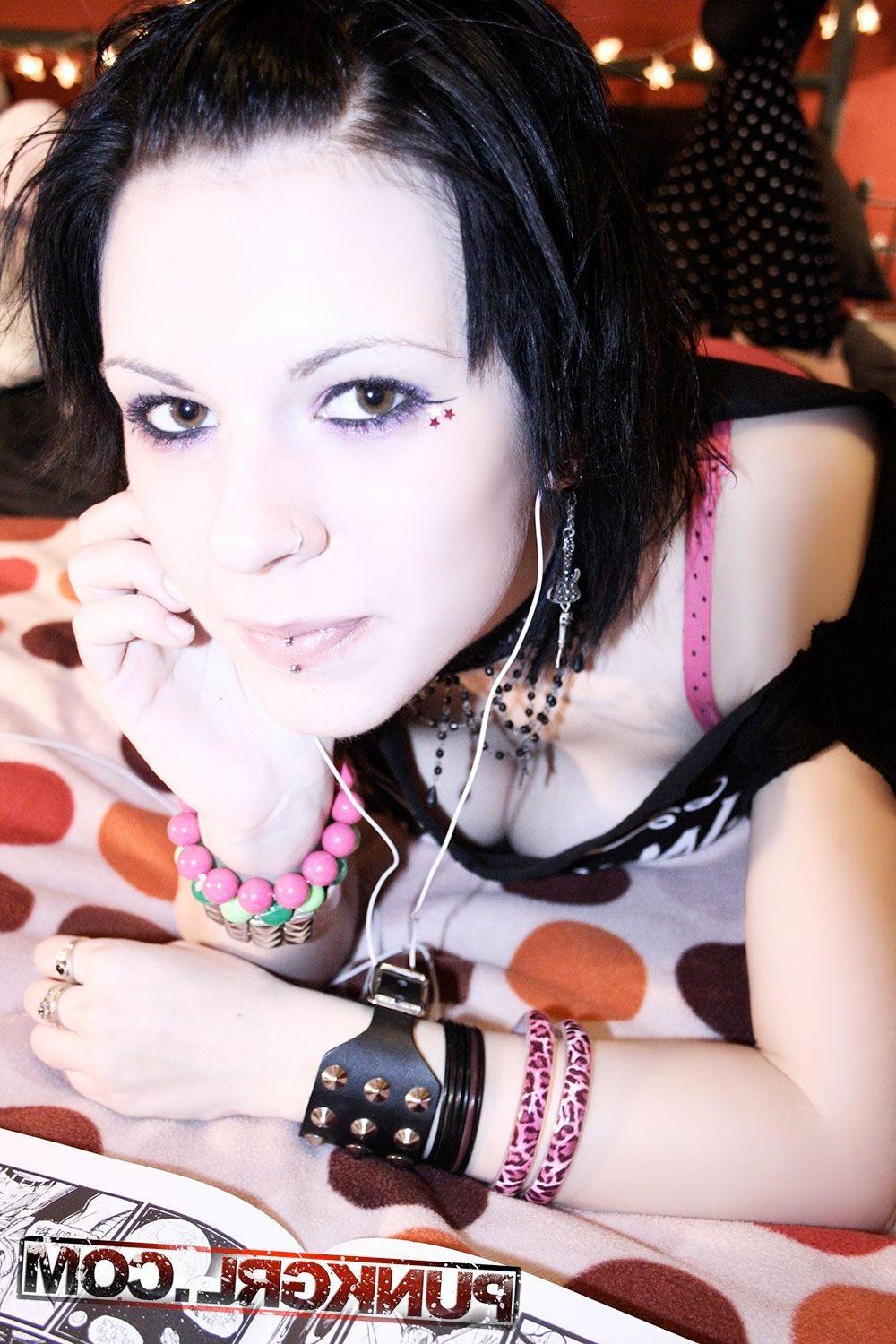19P Pictures of teen punk Skye waiting for in bed