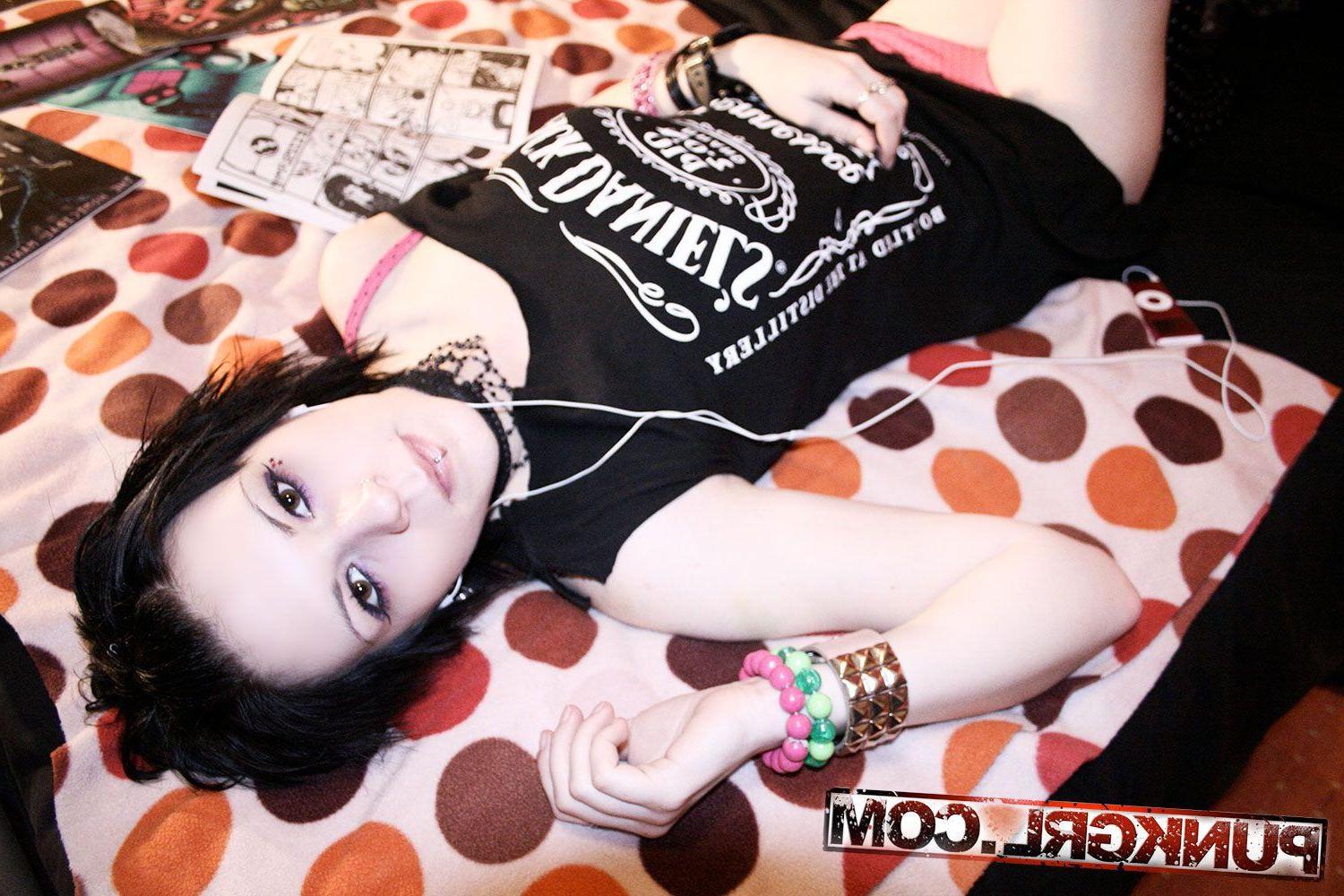 19P Pictures of teen punk Skye waiting for in bed