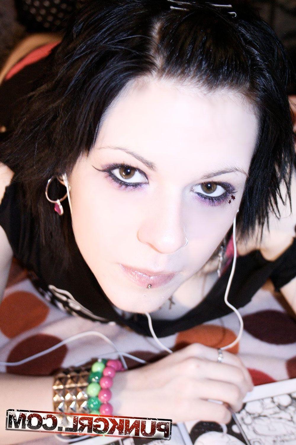 19P Pictures of teen punk Skye waiting for in bed