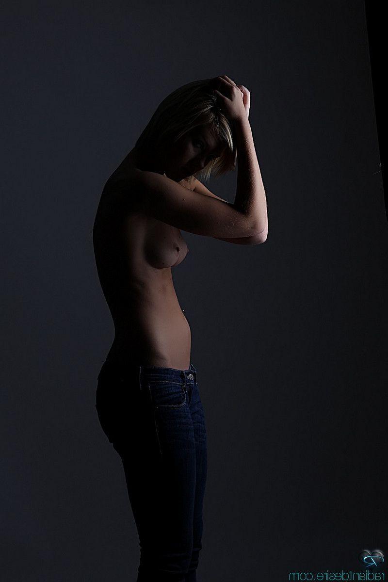 15P Pictures of a beautiful blonde girl showing her boobs