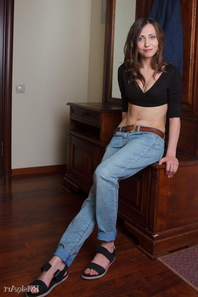 16P Brunette girl Ynesse strips out of her jeans for you in "Lobee"