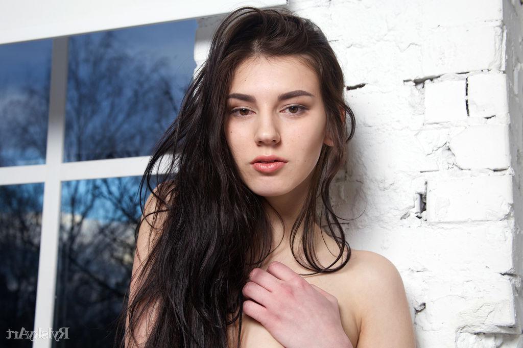 16P Beautiful teen Quillian gives you her amazing nude body in "Pencerie"