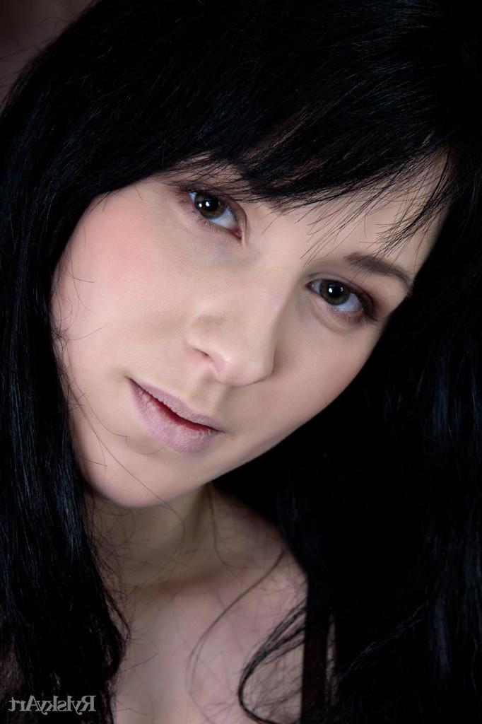 16P Black haired girl Yenta Strips naked just for you