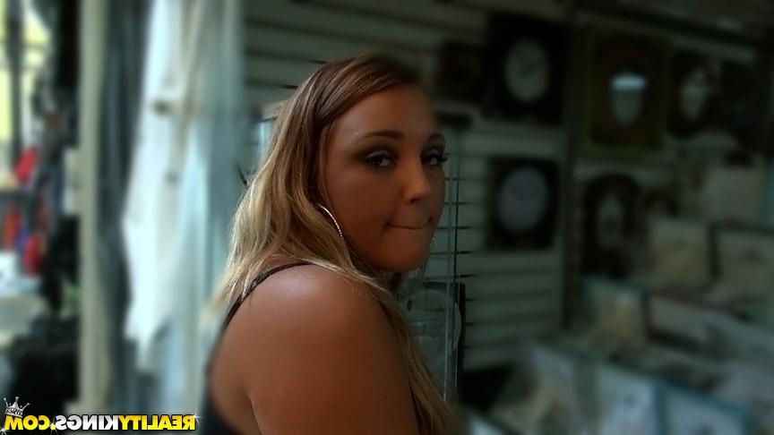 20P Amateur hottie Lexi Skye gets picked up in a public store