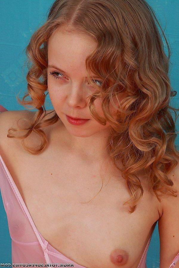 20P Pictures of Angie totally nude and cute