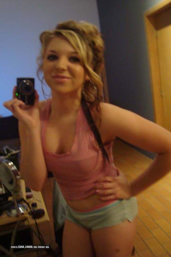 15P Picture gallery of a kinky chick's hot selfpics just for you