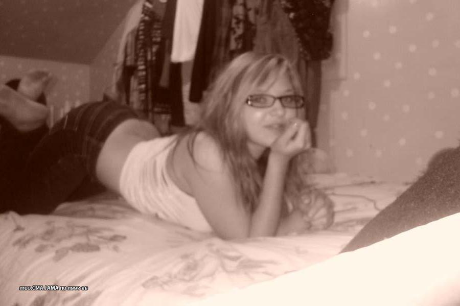 15P Picture gallery of a kinky chick's hot selfpics just for you