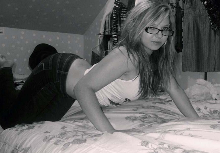 15P Picture gallery of a kinky chick's hot selfpics just for you