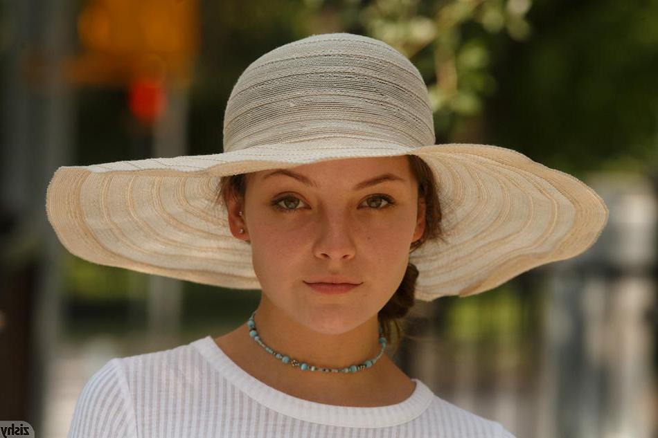 8P Teen hottie Heaven Starr has some fun in public