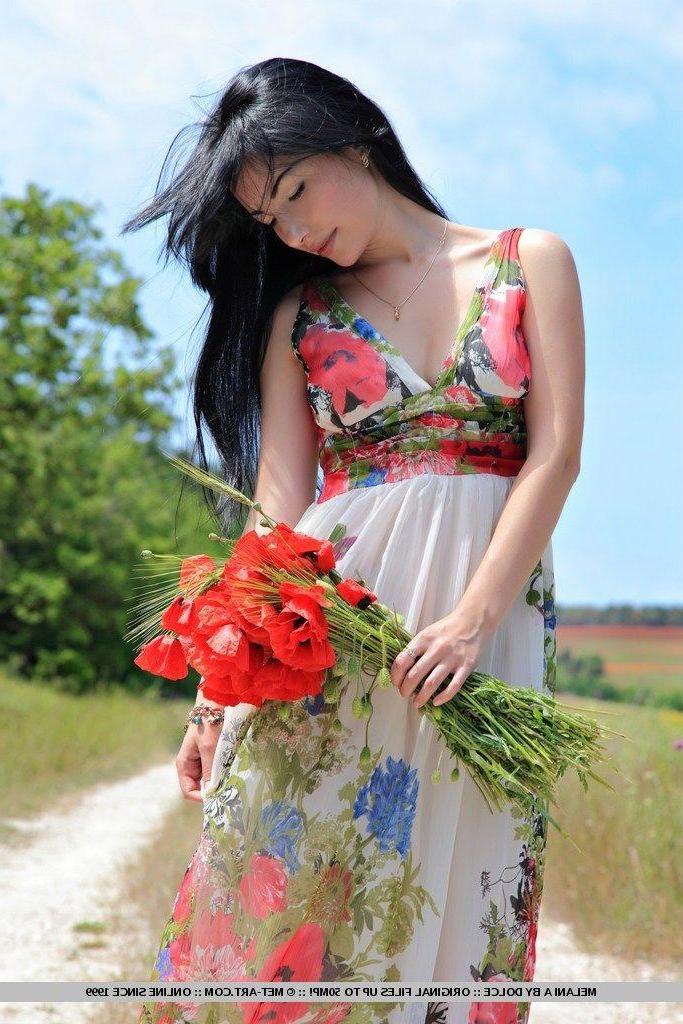 18P Pictures of Melani A naked for you outside
