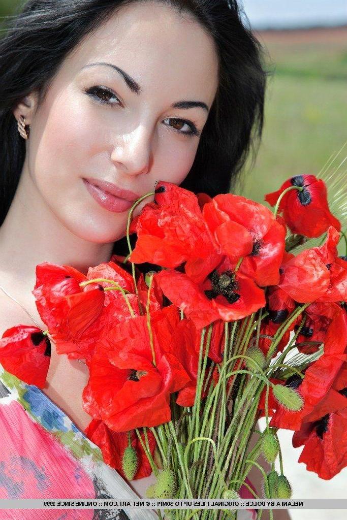 18P Pictures of Melani A naked for you outside