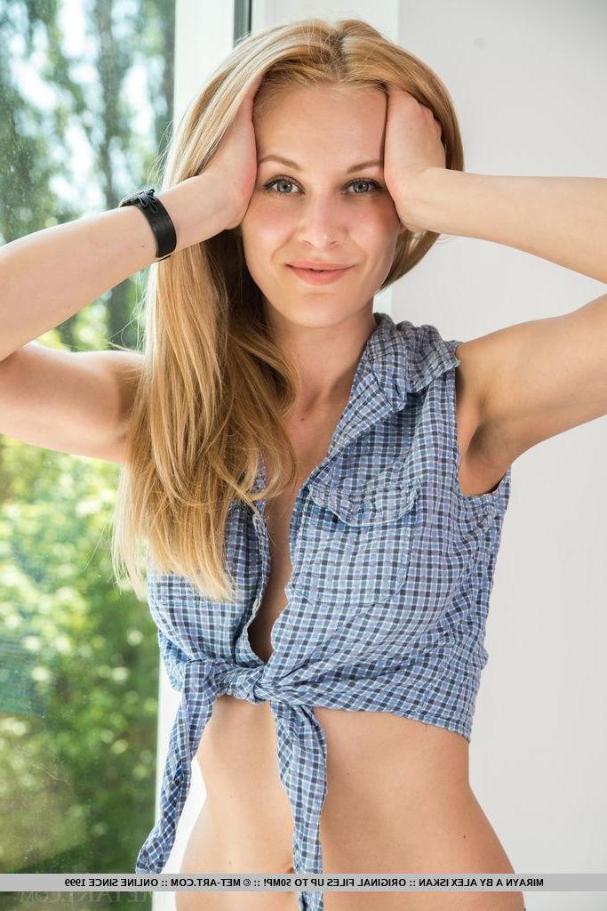 18P Beautiful blonde Mirayn A gets nude and shows you her tight pussy