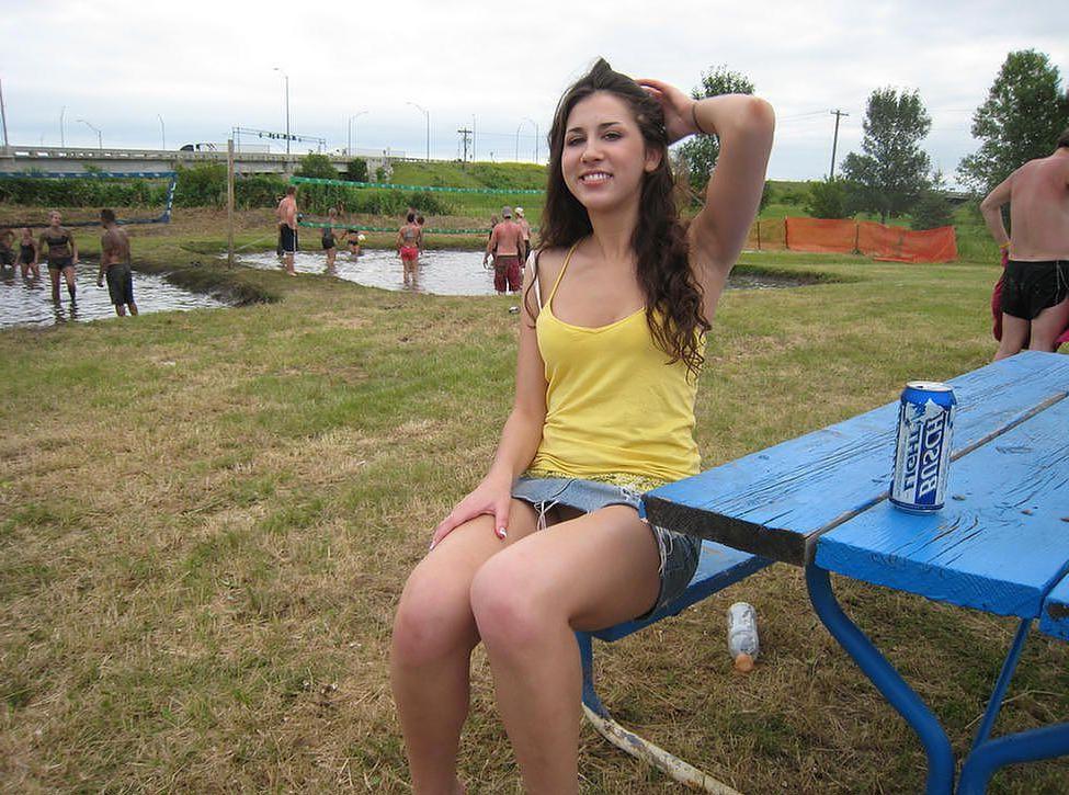 15P Pictures of teen Pretty Marie flashing in public