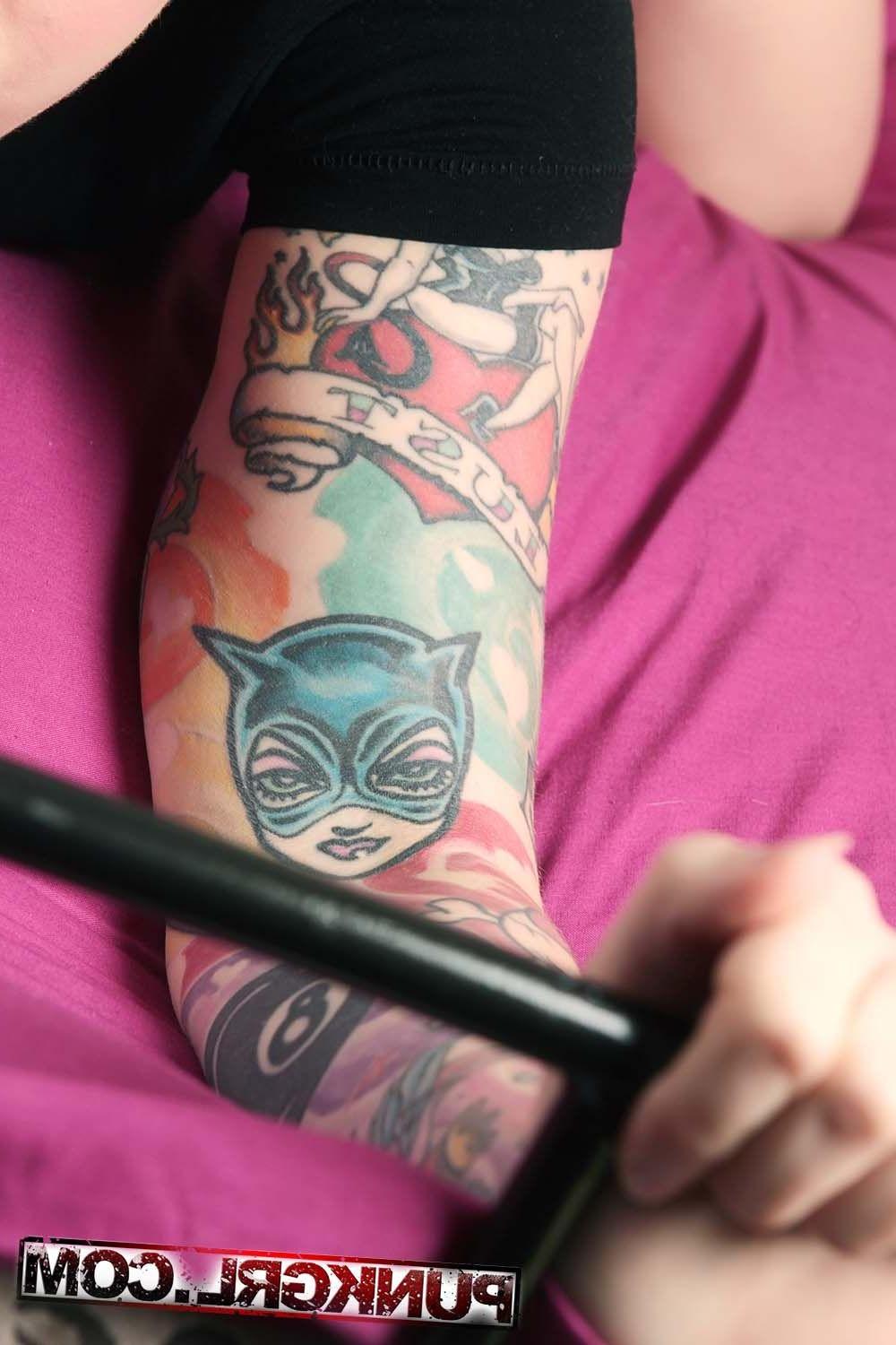 20P Pictures of teen punk Kitty Cutthroat stripping in bed for you