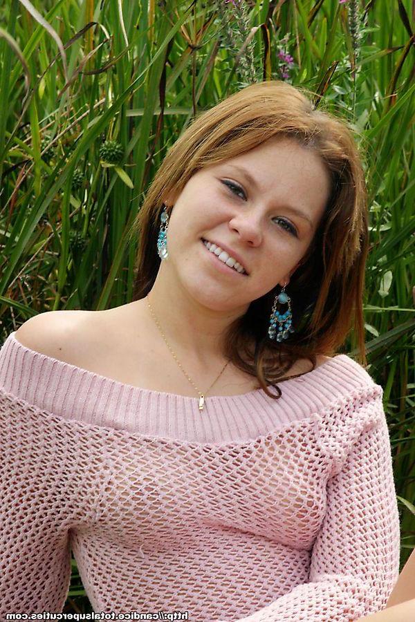 20P Pictures of teen model Candace showing you her pussy and tits