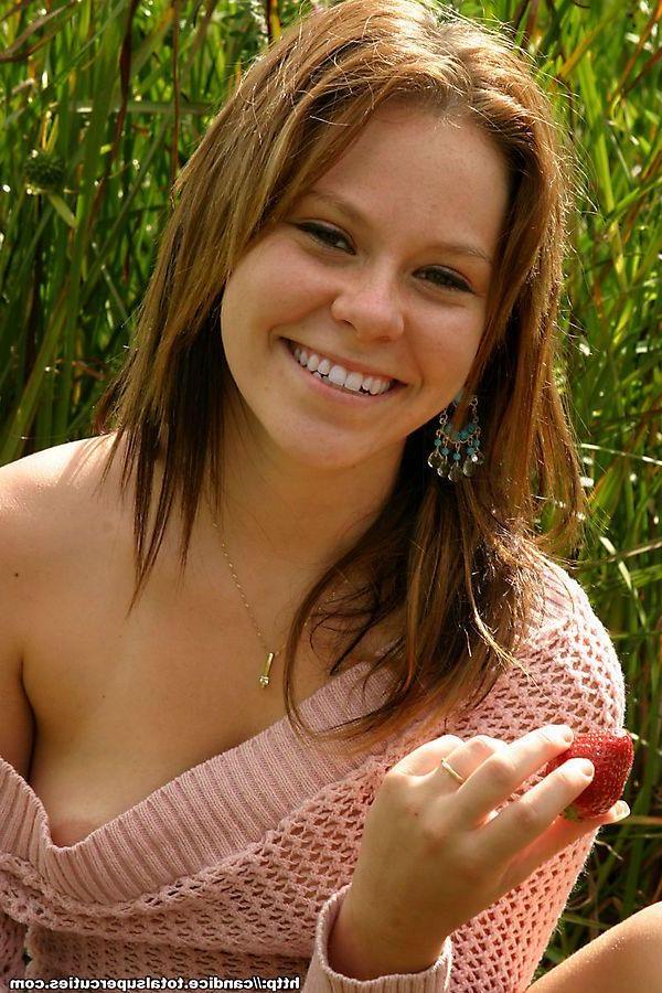 20P Pictures of teen model Candace showing you her pussy and tits