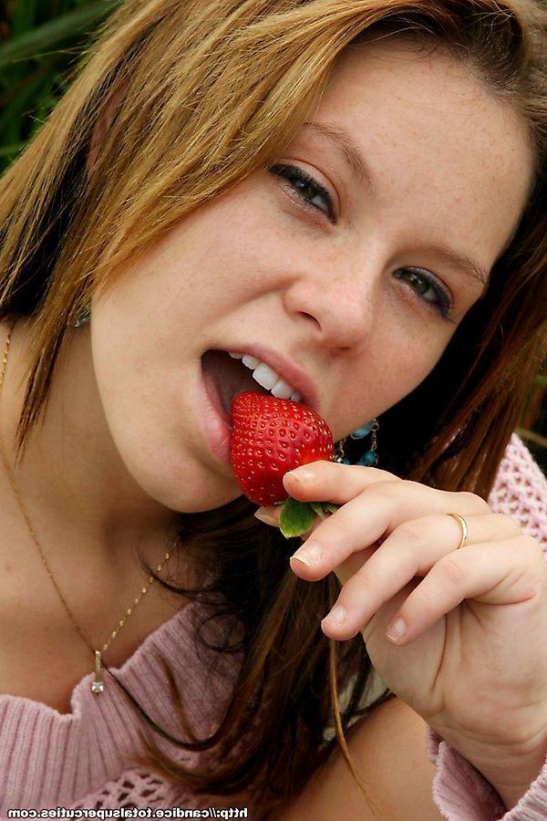 20P Pictures of teen model Candace showing you her pussy and tits