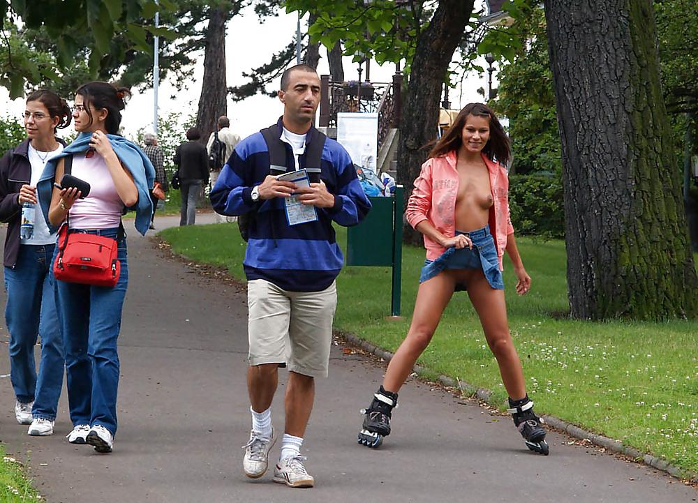 9P Nude girl in public 