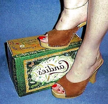 16P More Female Feet wearing Candies !