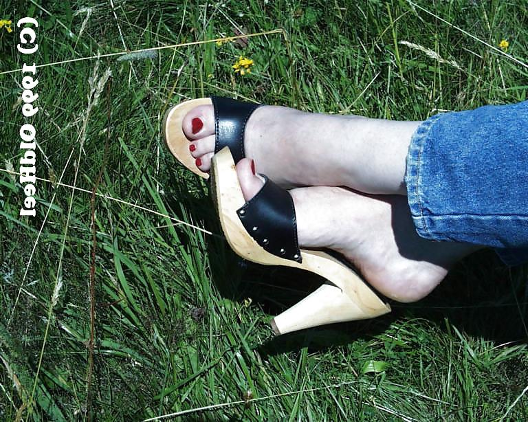 16P More Female Feet wearing Candies !