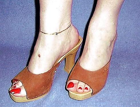 16P More Female Feet wearing Candies !