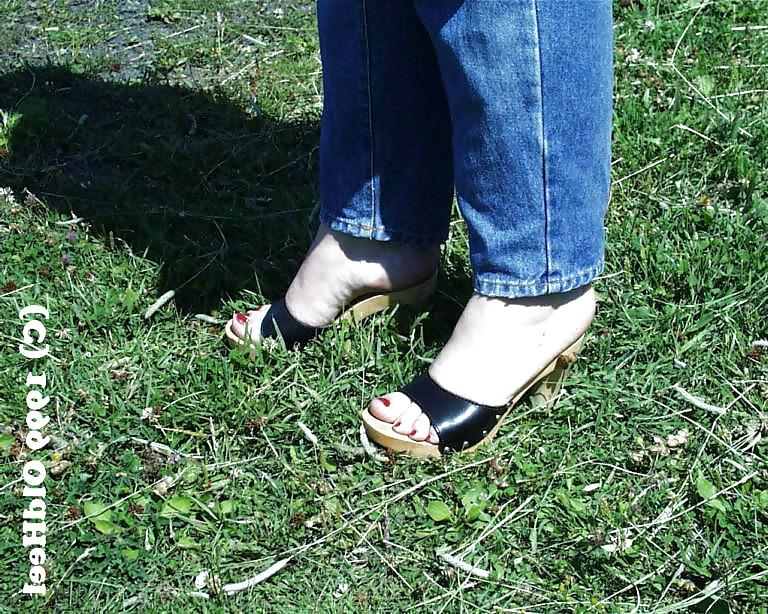 16P More Female Feet wearing Candies !