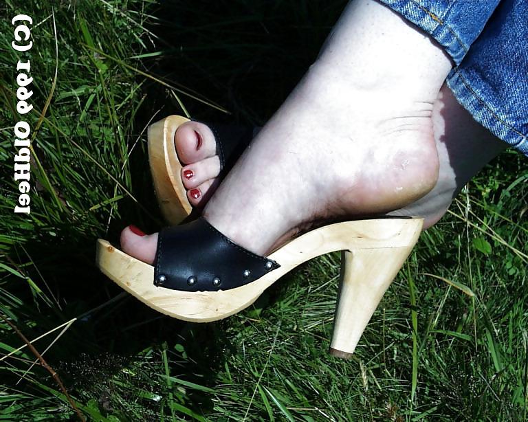 16P More Female Feet wearing Candies !