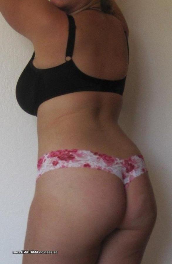 10P Naughty chunky chick posing naked at home