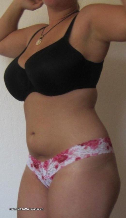 10P Naughty chunky chick posing naked at home