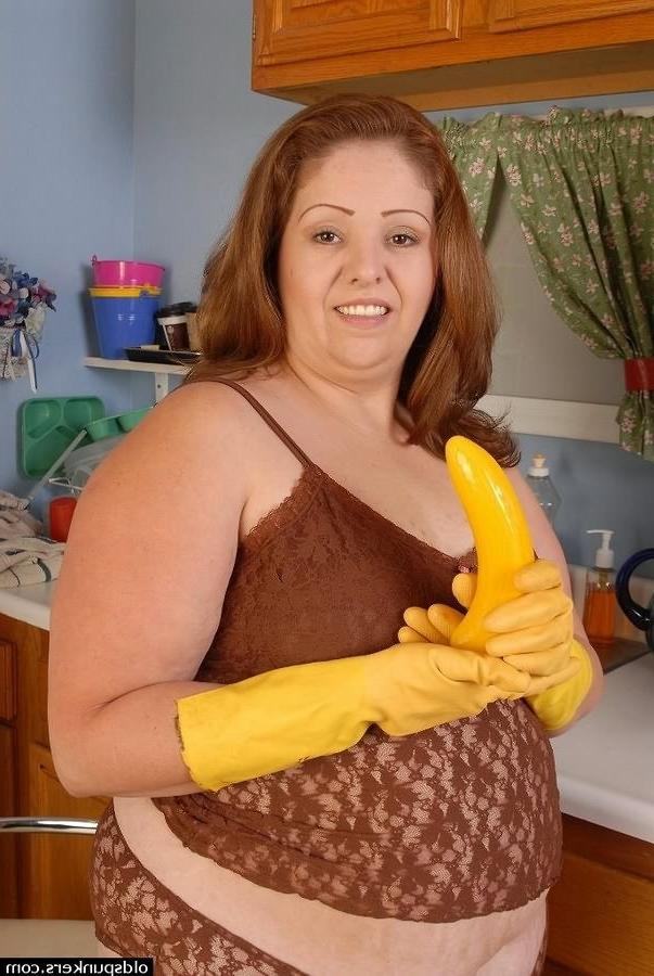 16P Mature fat housewife getting naked and modelling in kitchen