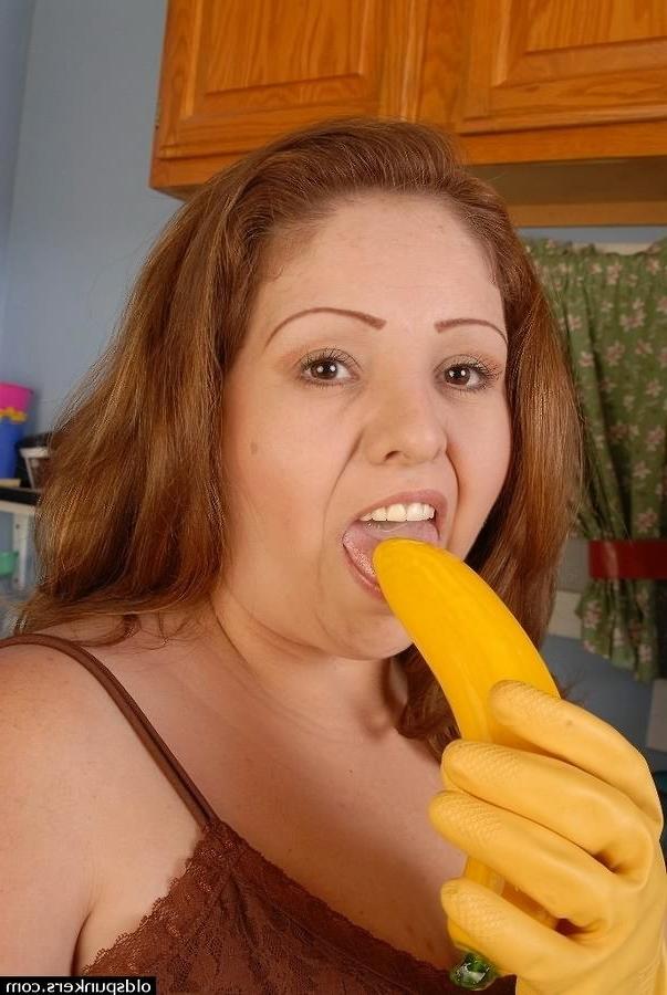 16P Mature fat housewife getting naked and modelling in kitchen