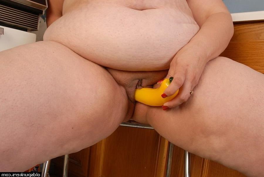 16P Mature fat housewife getting naked and modelling in kitchen