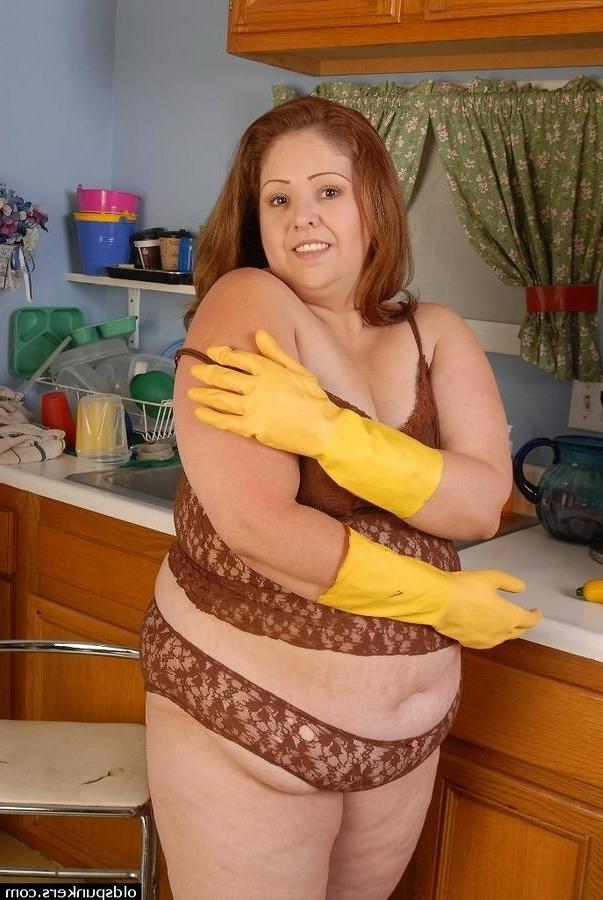 16P Mature fat housewife getting naked and modelling in kitchen