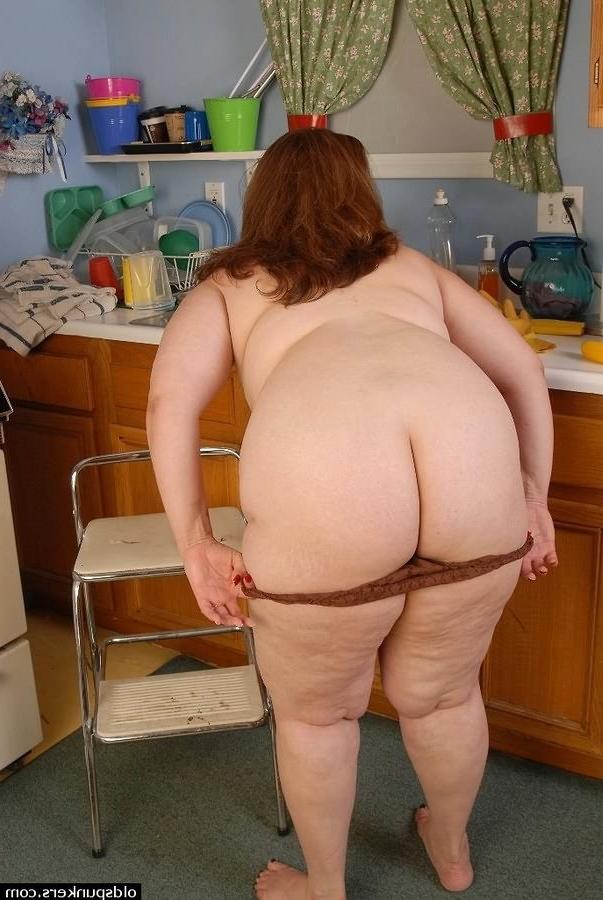 16P Mature fat housewife getting naked and modelling in kitchen
