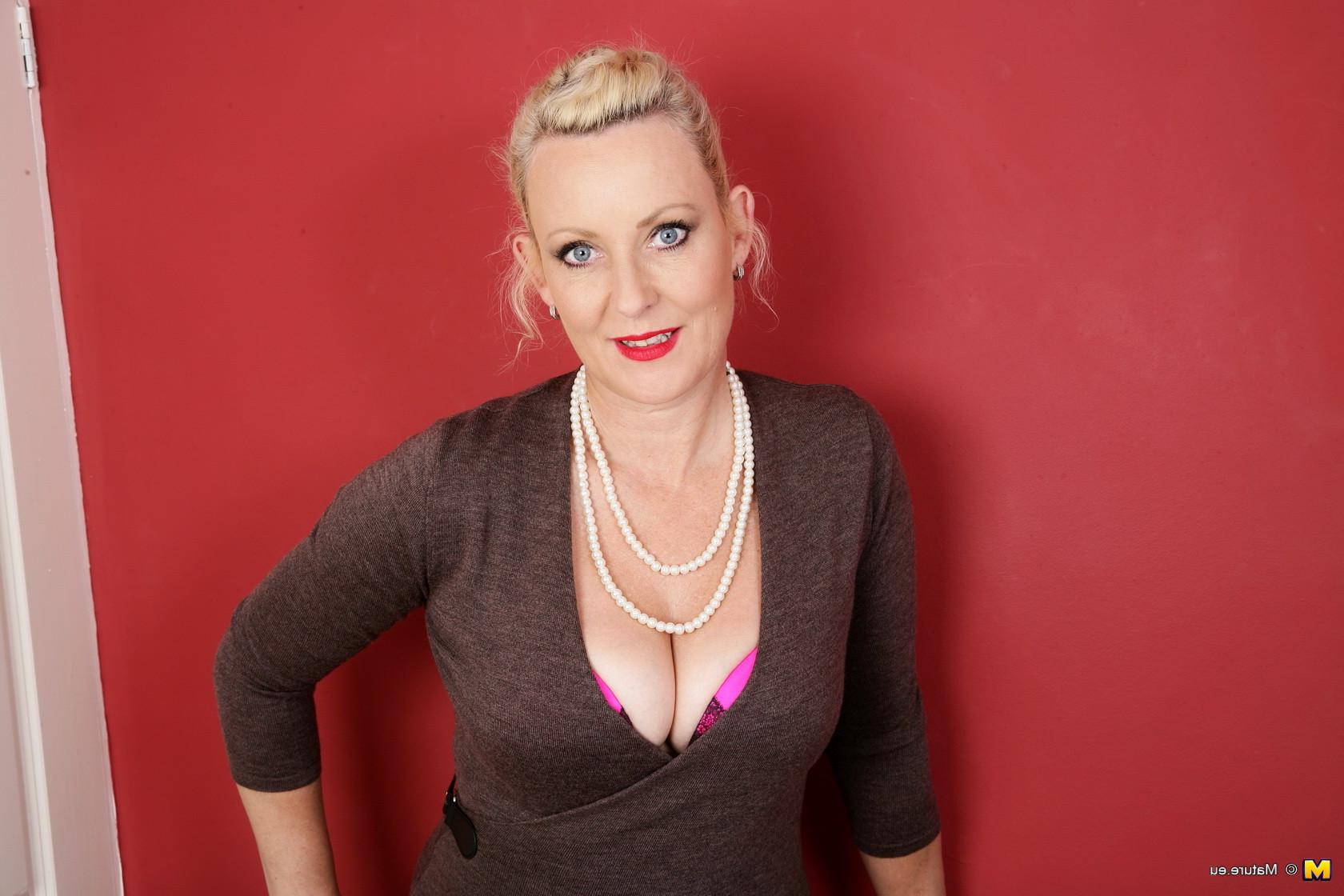 16P Hot British housewife playing alone