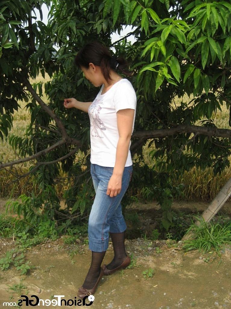10P Sexy Asian babe likes to show her cunt in public