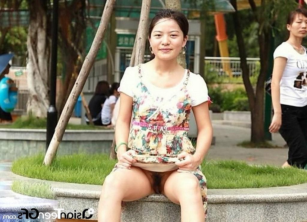 10P Girl with big knockers shows off her cunt in public