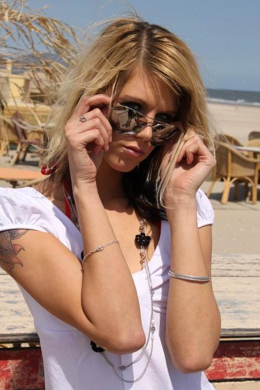 14P skinny Czech amateur Sindy posing outdoors