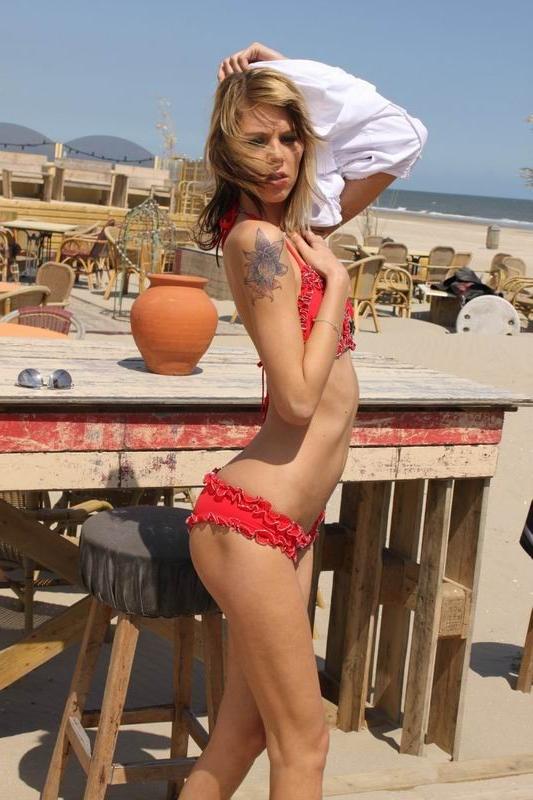 14P skinny Czech amateur Sindy posing outdoors