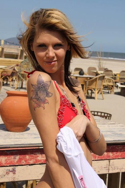14P skinny Czech amateur Sindy posing outdoors