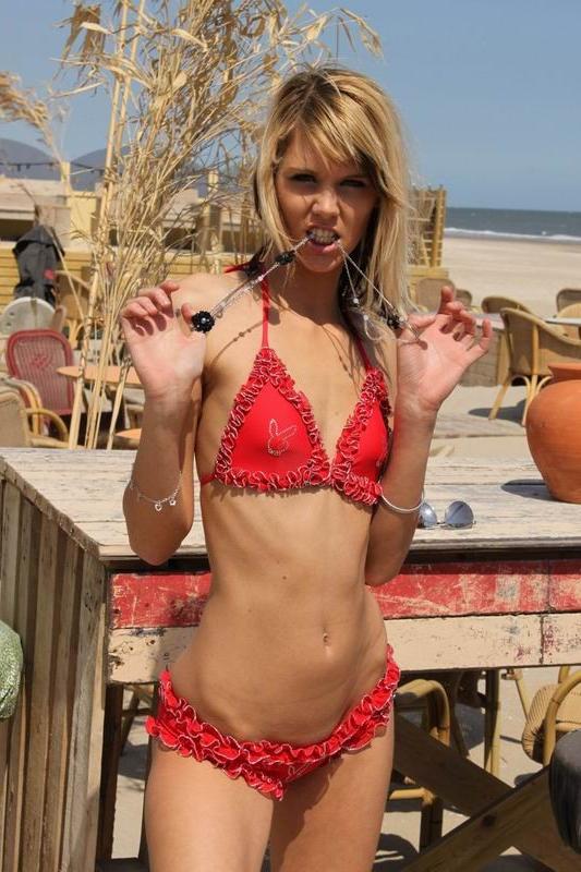 14P skinny Czech amateur Sindy posing outdoors