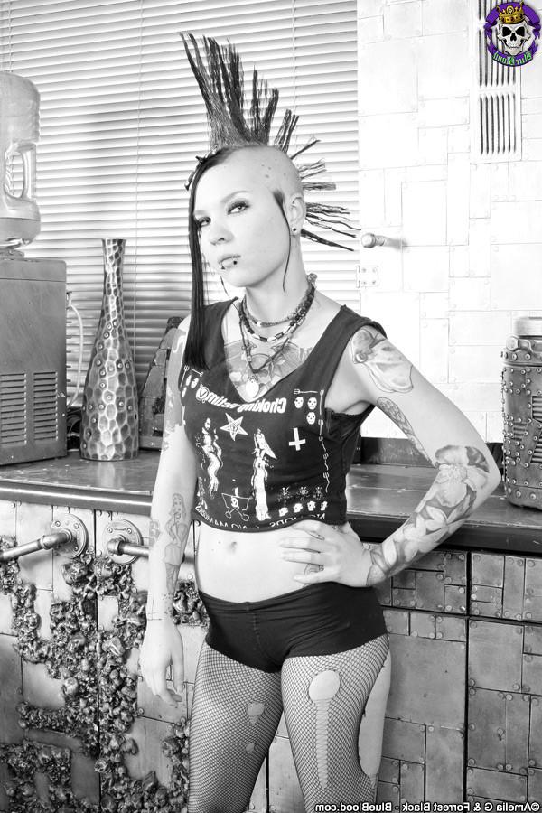 6P Hot Little Teen Punk Babe Shows Her Shave