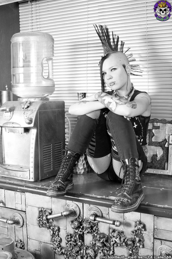 6P Hot Little Teen Punk Babe Shows Her Shave