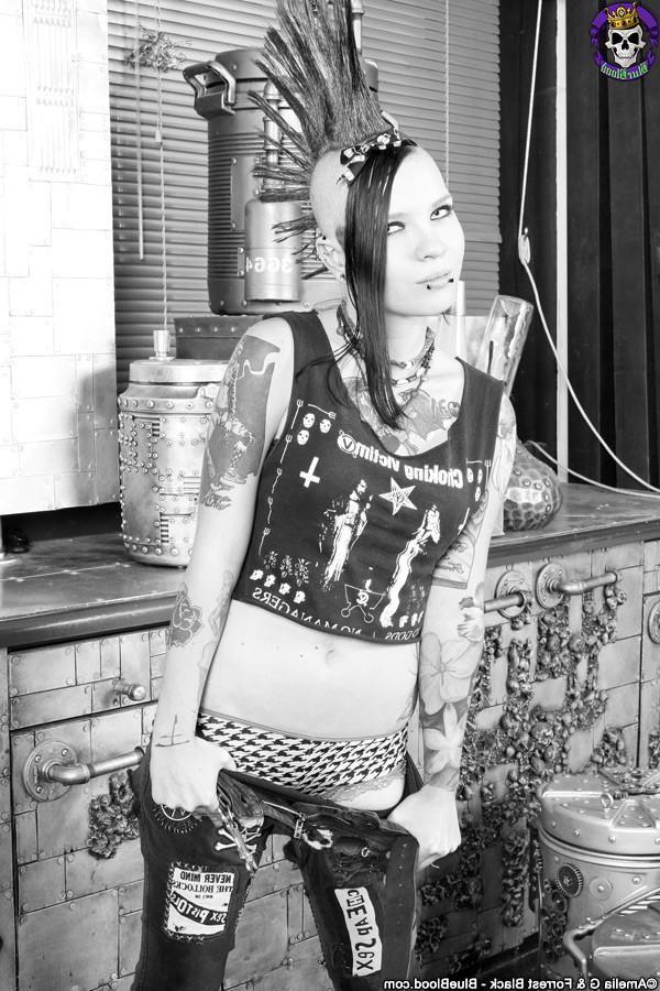 6P Hot Little Teen Punk Babe Shows Her Shave
