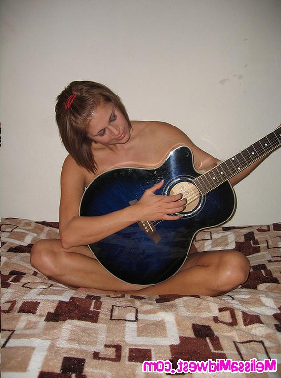 15P Melissa Midwest loves to get naked and play music