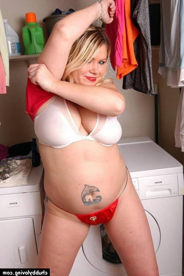 16P Fat blonde Amy Hunter gets nasty and toys shaved pussy