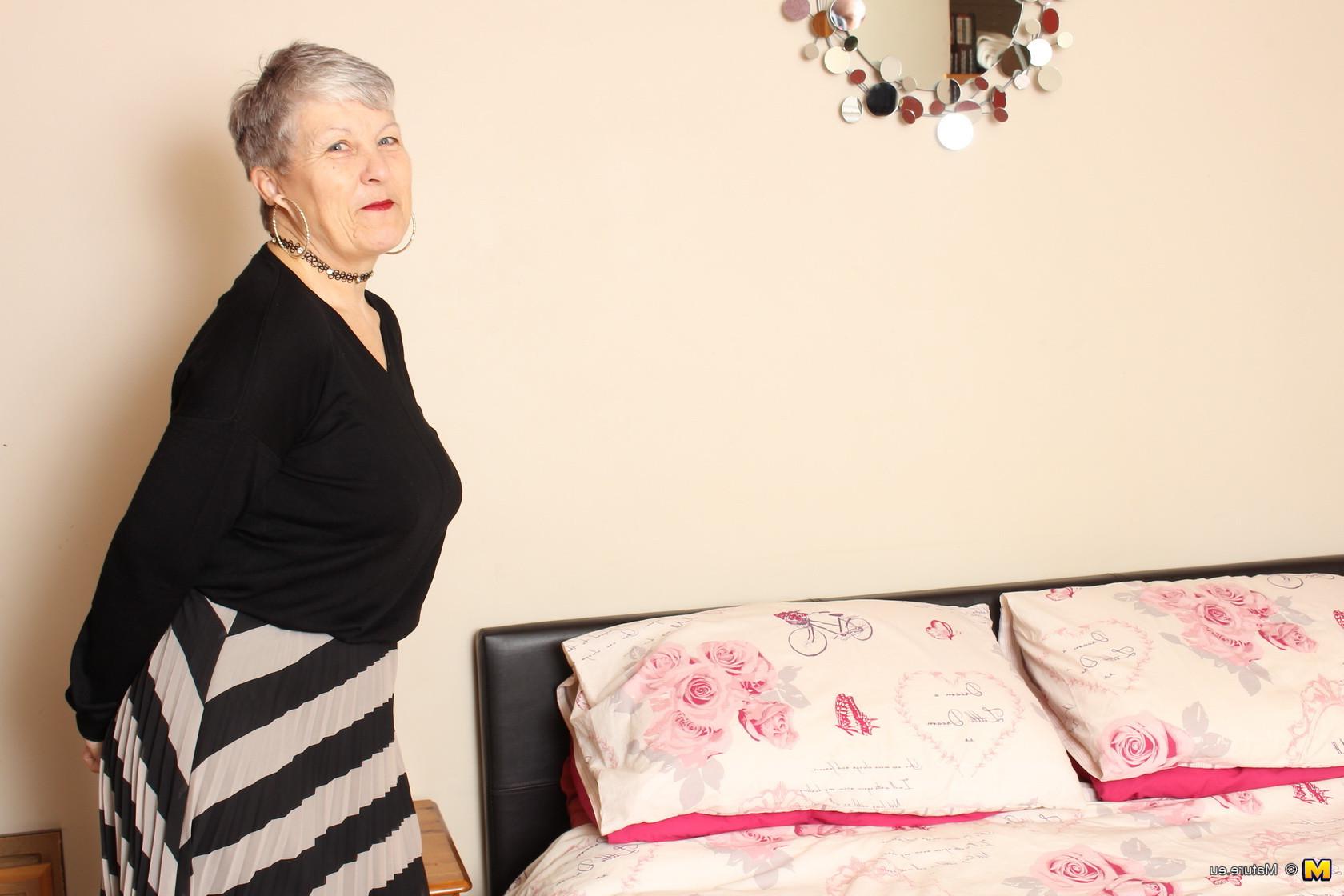 16P Naughty British mature lady getting horny