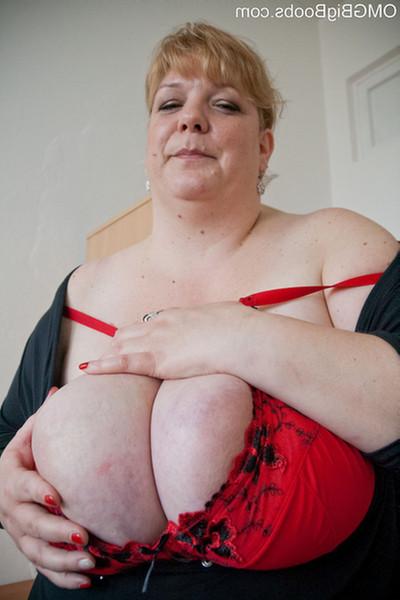 15P Mature amateur Debbie lets her gigantic boobs hang out