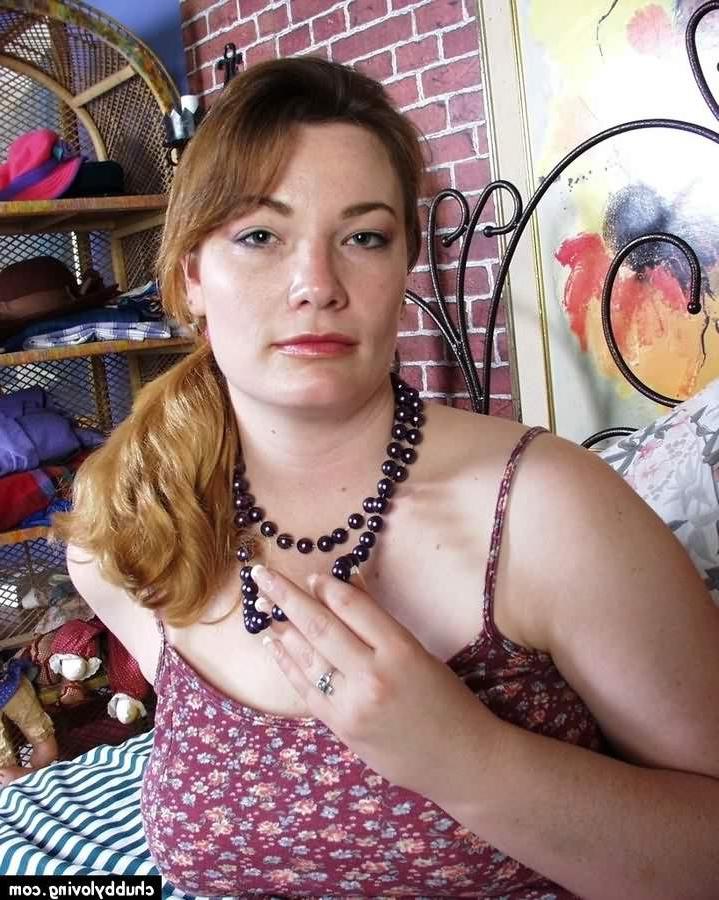 16P Fat amateur getting naked and toying a massive dildo