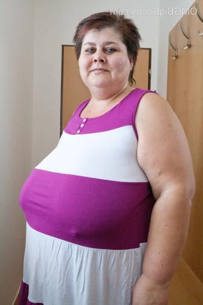 15P Chubby mature amateur Daphne flaunts her huge breasts